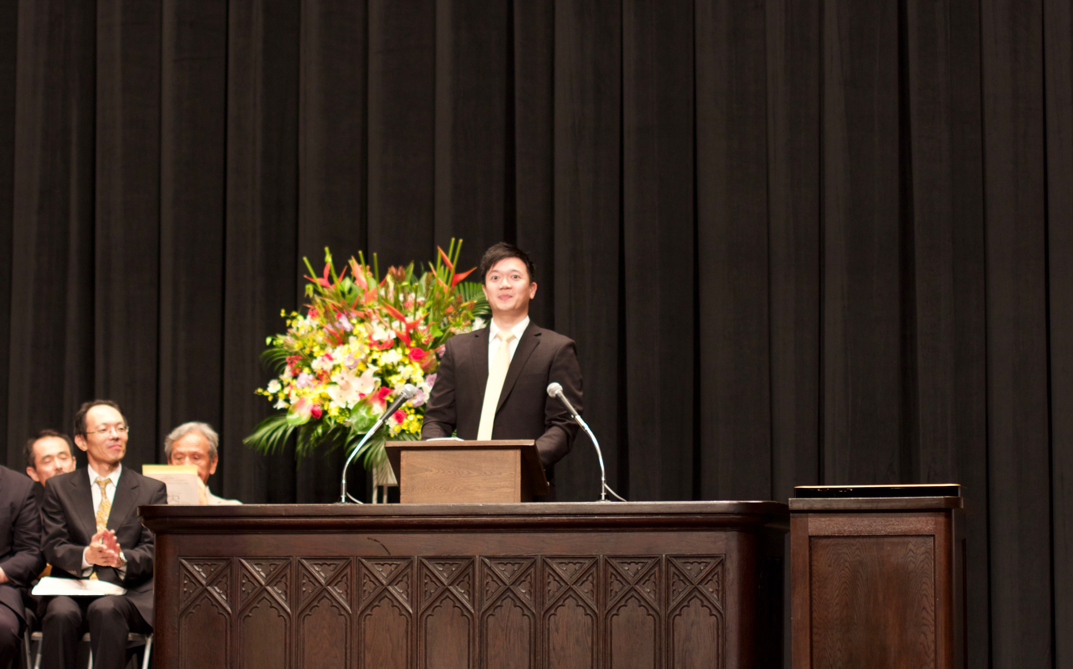 Shannon delivering his valedictorian speech during the Waseda University SILS graduation ceremony 2016.