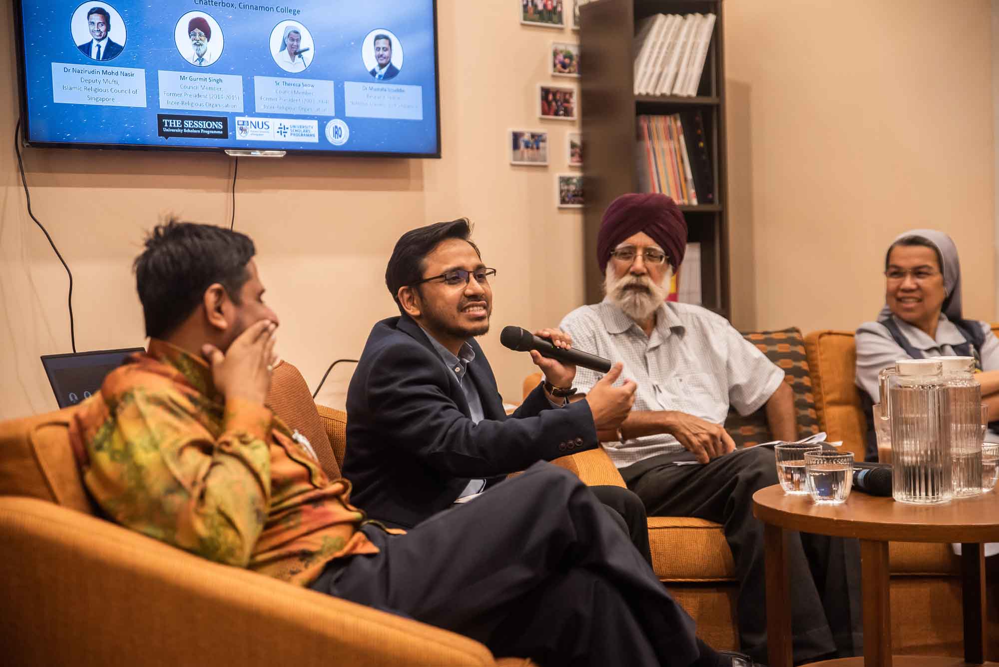 Dr Nazirudin Mohd Nasir (centre) expounding on a point.