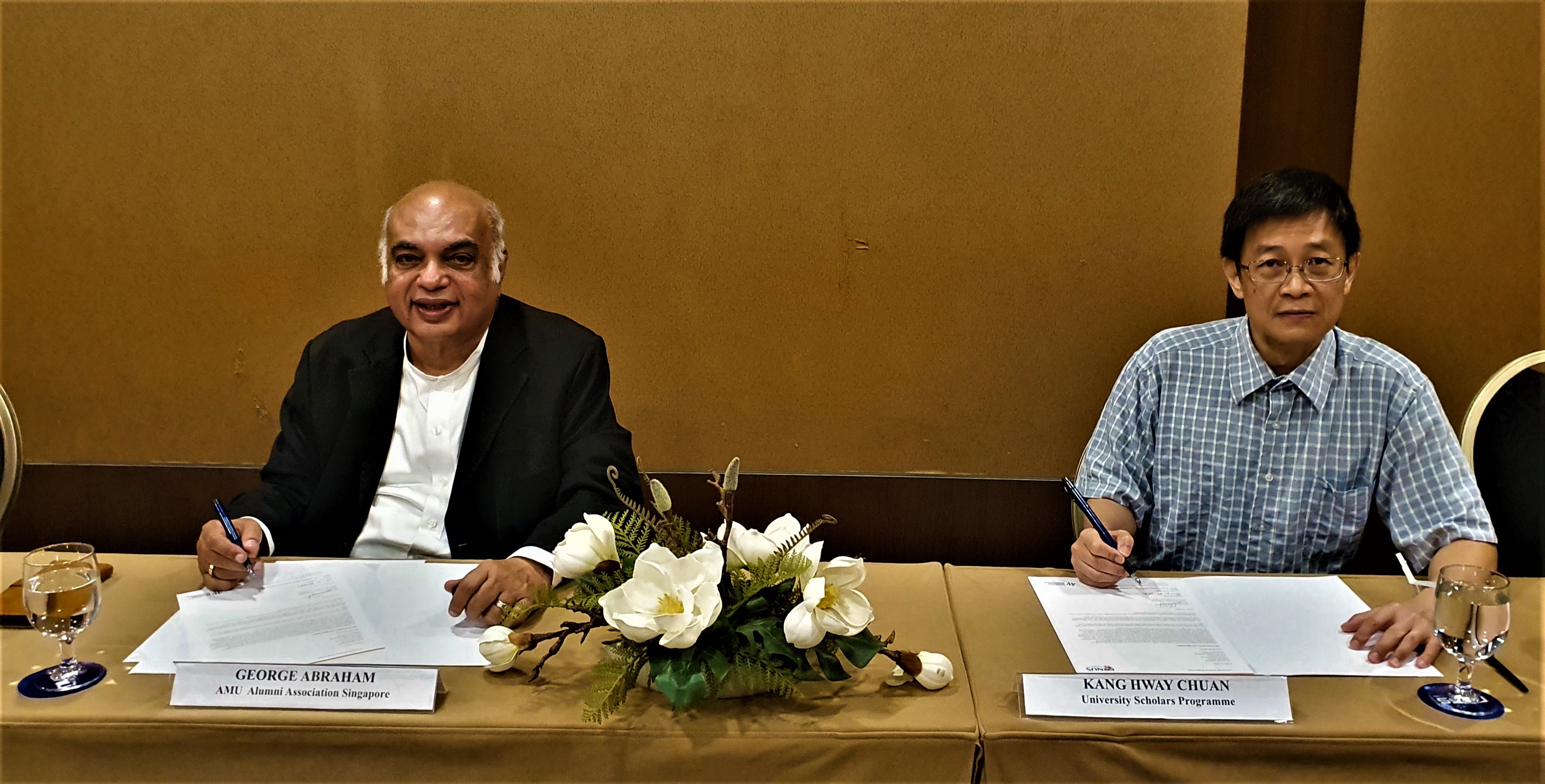 George Abraham, Patron of the AMU Alumni Association Singapore (left) and Associate Professor Kang Hway Chuan, Director of the University Scholars Programme during the signing ceremony which took place on 11 March 2022.